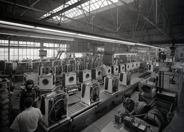 Anfangs werden die ersten deutschen „Wasch-Automaten“ noch in kleiner Stückzahl von zehn Geräten am Tag produziert. In den 1950er Jahre verzehnfacht sich die Produktion. (Quelle: BSH Konzernarchiv)