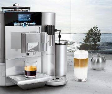 2008 Premium Kaffee-Vollautomat Siemens EQ.7 Schneller Genuss bei vollem Aroma Das intelligente Heizsystem im neuen Premium Kaffeevollautomat von Siemens garantiert vollen Espressogenuss dank stets idealer Brühtemperatur.