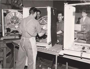 Einhängen eines Schwingsystems in das Gehäuse einer Waschmaschine (Quelle: BSH Konzernarchiv).