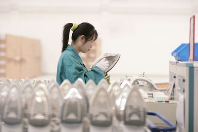 Mitarbeiterin bei der Qualitätskontrolle im BSH-Werk Nanjing in China im BSH Wiki