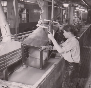 Eisenphosphatierung für Kühlschrankgehäuse, 1955. (Quelle: BSH Konzernarchiv)