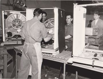 Mounting an oscillating system in the housing of a washing machine (Source: BSH Corporate Archives).