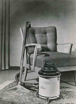 Der Protos Standard. Ein frühes Model eines Staubsaugers aus dem Hause Siemens aus den 1940er Jahren. (Quelle: BSH-Konzernarchiv)