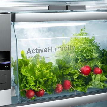 2016 Siemens Active Humidity Active Storage Humidification Refrigerators with active storage humidificationn inject a fine watery mist into the vegetable drawer. Like in grocery stores, the additional humidity creates an optimal climate to allow for best freshness results for a longer period. Fresh produce retain their vitamins longer whilst keeping their typical aroma, crispines and color.