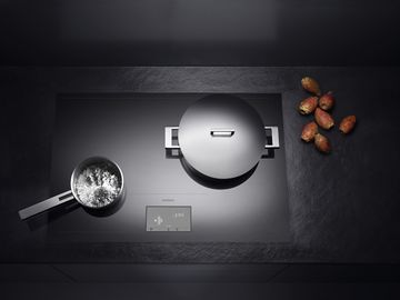 2011 Full-surface induction hob with TFT Touch Display New standards in user-friendliness New freedom in the kitchen – a single large cooking surface with full-surface induction allows for pots and pans to be placed anywhere. In addition, the TFT touch display shows the shape, size and position of the cookware.