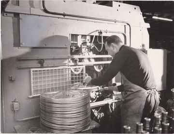 Securing drive shafts to drum parts (Source: BSH Corporate Archives).