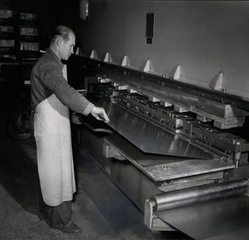 Stanzeinrichtung für Gehäusemantel-Platine, 1956. (Quelle: Robert Bosch GmbH – Unternehmensarchiv, Signatur 09738)