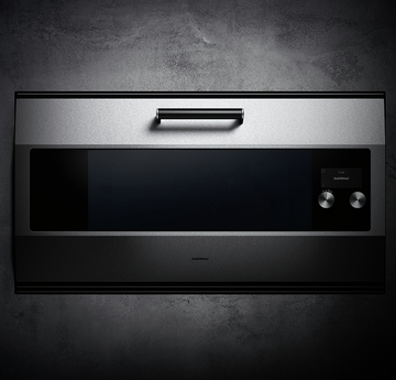 1986 The Gaggenau EB 300 oven. Here the 2016 successor EB 333 at the EuroCucina fair Full width for roasting The first 90 cm-wide oven on the European market has a large effective volume of 87 liters and provides space for up to four roasts. The EB 300 becomes an icon. In 2016, the year of its 333rd anniversary, Gaggenau launches the EB 333 as homage to the EB 300. This updated version appears in a more modernized form and functionality, while remaining true to its origins. A distinctive feature is the stainless steel door that reaches across the entire width of the oven.