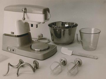 Elektrische Küchenmaschinen von Siemens aus dem Jahr 1958. (Quelle: BSH-Konzernarchiv)