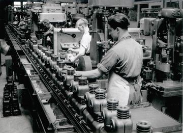 Prüf-Arbeitsplätze für Benzin-Förderpumpe, 1959. (Quelle: Robert Bosch GmbH – Unternehmensarchiv, Signatur 09708)