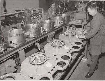Pre-assembling the bearing shields for a washing machine (Source: BSH Corporate Archives).