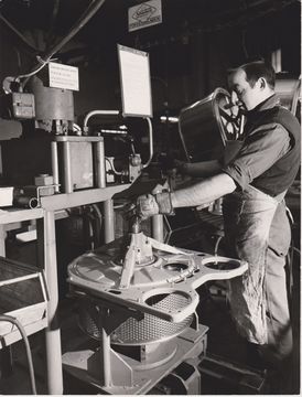 Mounting the bearing shield for washing machine drums (Source: BSH Corporate Archives).
