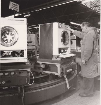 Full functional testing of washing machines (front view) (Source: BSH Corporate Archives).