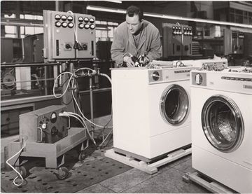 Elektrische Sicherheitsprüfung an einer Waschmaschine an einem Reparaturplatz. (Quelle: BSH Konzernarchiv)