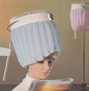 The Rapid drying hood was available in “blue” and “rosé” variants. The housing was mounted either on a collapsible and height adjustable floor stand or on an adjustable wall mounting. (Source: BSH Corporate Archives)