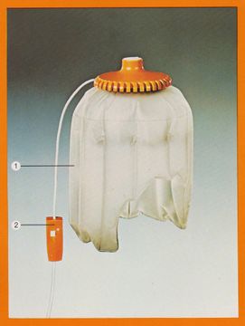 The “floating” drying hood was developed in 1978 thanks to the revolutionary air cushion principle. The stand was no longer necessary, and the drying hood allowed extensive freedom of movement, in the radius of the 3.5 meter long supply cable. “Very practical for traveling”. (Source: BSH Corporate Archives)