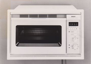 1985 Microwave combination oven On a wave of success In the 1980s, the microwave blazes a trail of success in Germany. Cooked quickly, yet still nicely browned, many new appliances combine the microwave with an oven or grill.