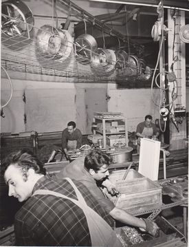 Pre-assembling an oscillating system on a washing machine assembly line with chain feeding of large parts (Source: BSH Corporate Archives).