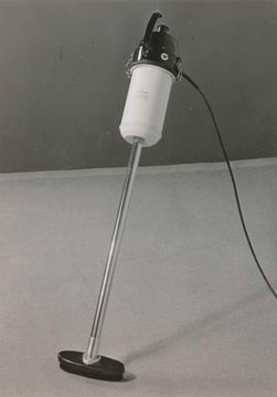 The Protos Rapid from 1947. A versatile upright vacuum cleaner. The different attachments not only allowed cleaning of furniture but also house pets and farm animals. (Source: BSH Corporate Archives)