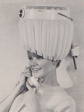 Powered by a quiet induction motor, the temperature of the air flow could be adjusted variably. An infuser integrated in the pearl white plastic housing ensured a pleasant aroma. (Source: BSH Corporate Archives)