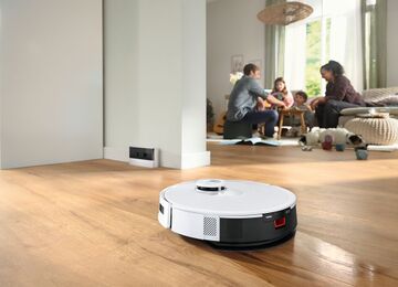 2025 Bosch und EVOVACS Spotless Für jeden Schmutz gerüstet Der weltweit erste Einbau Saug- und Wischroboter – entwickelt in Zusammenarbeit zwischen Bosch und ECOVACS – fügt sich unsichtbar in die Küche ein und sorgt für gründliche Sauberkeit. Die Voll-Servicestation ist direkt an die Anschlüsse für Frisch- und Abwasser sowie Strom angebunden. Die Station reinigt sowohl den Roboter als auch sich selbst.