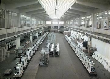 Constructa factory hall, around 1956. Keeping an eye on the laundry In 1951, Constructa introduces the first fully automatic washing machine to the market. Designed by Peter Pfenningsberg, its most prominent feature is its porthole. By 1955, its successor model, the Constructa Deluxe 100, already has an 80 percent market share – and this in competition with 30 other suppliers.