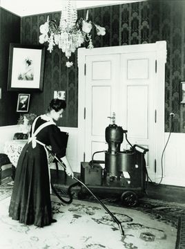 1906 Siemens dedusting pump Tackling the dust Shortly after the turn of the century, in 1906, Siemens launches its first vacuum cleaner on the market when it introduces the so-called dedusting pump.