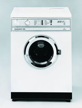 1972 Wasch- und Trockenvollautomaten Waschmaschinen lernen zu trocknen In den 70er Jahren bekommt die erfolgreiche SIWAMAT-Reihe Zuwachs: 1970 bereichert die automatische Waschmaschine SIWAMAT 450 die Premiumklasse mit zahlreichen Programmen und Funktionen. 1972 erscheint der erste Wasch- und Trockenvollautomat. 1979 folgen der Frontlader SIWAMAT V472 mit 800 und der SIWAMAT 484 mit 1.000 Schleudertouren. Zu Beginn der 1980er Jahre wählt die erste vollelektronische Waschmaschine SIWAMAT 870 electronic das ökonomisch beste Programm und zeigt den Fortschritt des Waschprozesses.