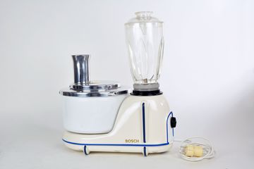 1952 Küchenmaschine Neuzeit I von Bosch Alleskönnerin in der Küche 1952 bringt Bosch mit der Küchenmaschine Neuzeit I seine erste elektrisch betriebene Universalküchenmaschine heraus.