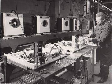 Mounting hybrid controllers (on front panel of appliance) for washing machines (Source: BSH Corporate Archives).