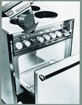 From 1970 The Siemens Meisterkoch (Master Chef) series A stove for master chefs In 1970, Siemens introduces the Meisterkoch series, which blows the market away with an outstanding range of operations and flexible function. In 1981, the Meisterkoch universal stove is launched. This is a built-in cooker that owes its success to a combination of top and bottom heating, convection, grill, microwave and self-cleaning by pyrolysis. An oven carriage facilitates access to baked goods.
