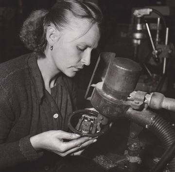 Assembly line for Bosch-Hörner, 1958. (Source: BSH Corporate Archive)