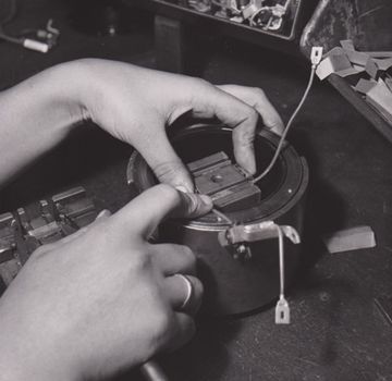 Assembly line for BOSCH-Hörner, 1958. (Source: BSH Corporate Archive)