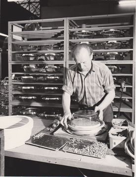 Pre-assembling a window for a washing machine (Source: BSH Corporate Archives).