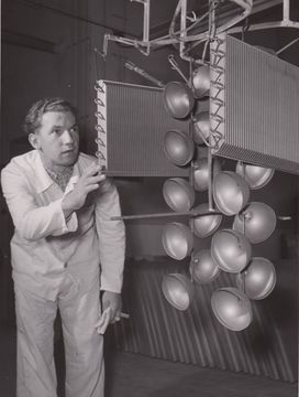 Paint shop for fin condenser unit and BOSCH-Horn housing, 1958. (Source: BSH Corporate Archive)
