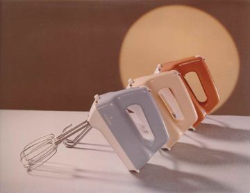 For the modern household. Food processors in different fashionable colors in 1961. (Source: BSH Corporate Archives)