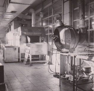Paint shop for small parts, 1960. (Source: BSH Group Archive)