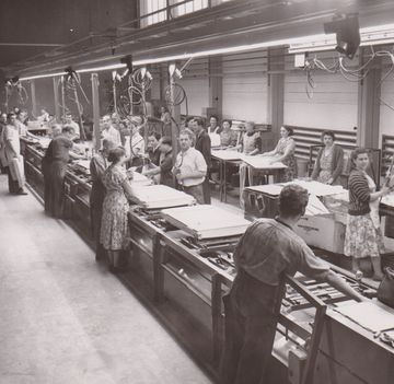 Assembly line for refrigerator doors, 1958. (Source: BSH Corporate Archive)