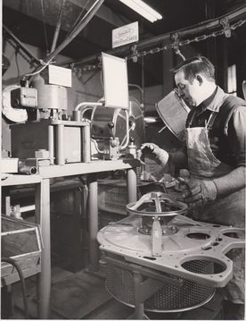 Mounting the V-belt pulley on a washing machine drive (Source: BSH Corporate Archives).