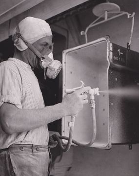 Enameling of chilled product tubs, 1956. (Source: BSH Corporate Archive)