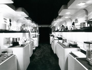 A view into the exhibition rooms of the "Bosch-Hausgeräte-Express" (Source: BSH Corparate Archives).