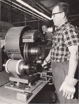 Installing a flare collar for washing machine drum parts (Source: BSH Corporate Archives).