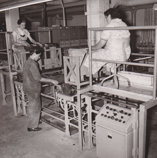 File:Around 1965 production in Giengen BSH Corporate Archive E01-0503 41.jpg