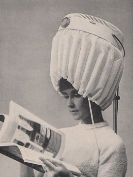 From the chromium-plated 12 kg metal drying hood to the automatically inflatable 1.8 kg double-walled plastic hood. By 1965, the Siemens Rapid drying hood was small enough to be used in private homes. (Source: BSH Corporate Archives)