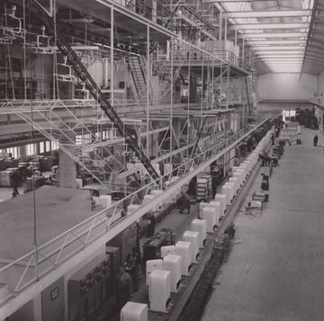 Final assembly line for freestanding appliances, 1958. (Source: BSH Corporate Archive)